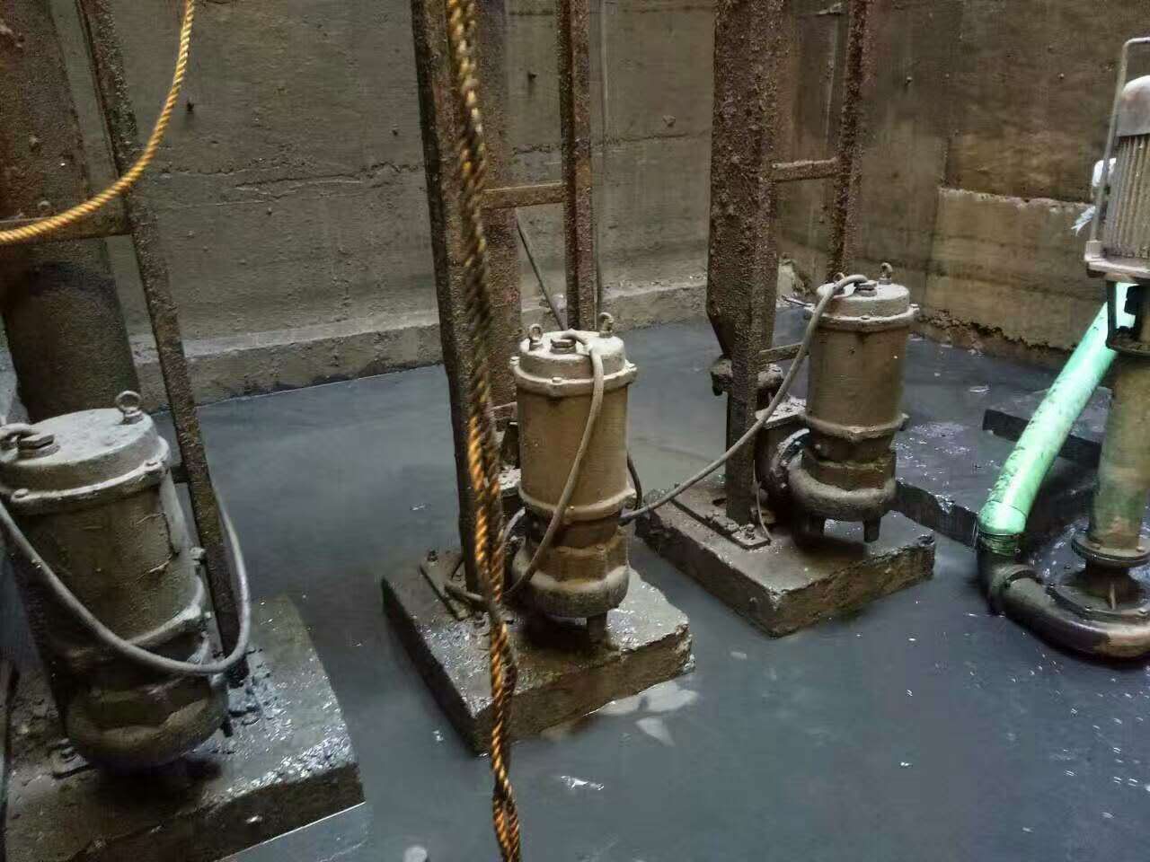 临湘污水池清理